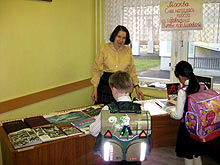 Смирнова М.В. с посетителями выставки